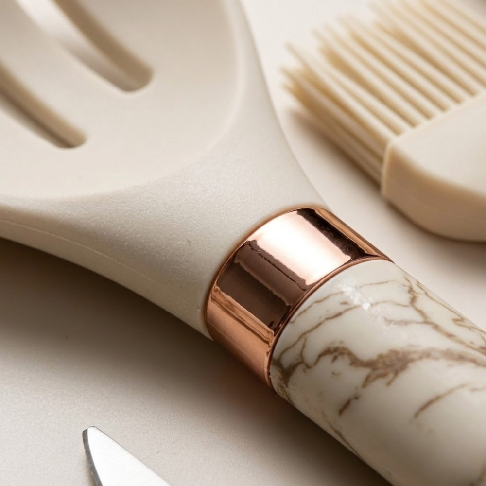 Set Dustensiles De Cuisine Premium – 16 Pièces Avec Support Design Marbre thumbnail 3