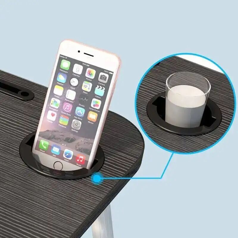 Ce Hachoir Manuel Est Un Ustensile De Cuisine Compact Conçu Pour Faciliter Le Découpage Et Le Hachage Des Aliments. Il Fonctionne Sans Électricité Grâce À Un Mécanisme De Tirette (cordon Rétractable) Qui Actionne Des Lames Rotatives À L'intérieur Du Bol. Il Est Idéal Pour Hacher Rapidement De L'ail, Des Oignons, Des Herbes, Des Légumes, Ou Même De Petites Quantités De Viande Ou D'oléagineux. Points Forts Rapidité Et Efficacité : Permet D'obtenir Une Découpe Uniforme En Quelques Secondes Sans Effort Manuel Fastidieux. Polyvalence : Adapté À Une Large Variété D'ingrédients (légumes, Condiments, Herbes, Viandes Hachées). Indépendant De L'énergie : Fonctionne Sans Piles Ni Branchement Électrique, Ce Qui Le Rend Utilisable N'importe Où (à La Maison, En Camping, Etc.). Sécurité : Les Lames Sont Enfermées Dans Le Bol, Ce Qui Limite Considérablement Les Risques De Coupures Comparé À Un Couteau Traditionnel. Entretien Facile : Le Bol Et Le Mécanisme Sont Généralement Amovibles Et Simples À Nettoyer. Format Compact : Gain De Place Important Dans Les Placards De Cuisine.