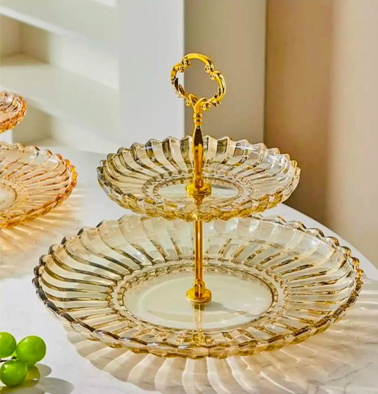Présentoir À Gâteaux & Fruits Double Plateau – Cristal Ambré & Dorure