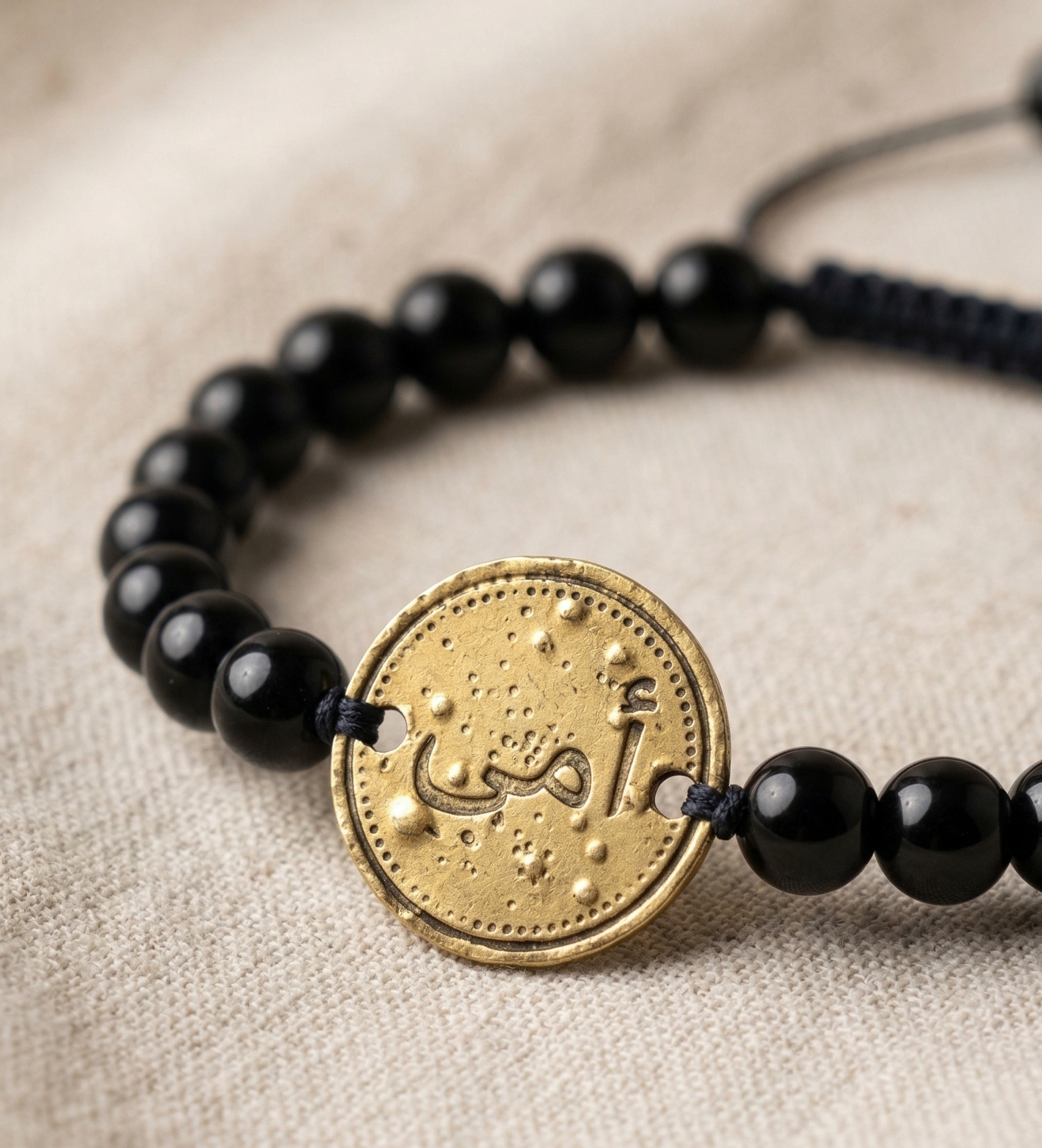 Bracelet "souvenir Éternel" En Perles Noires Et Pièce Gravée Personnalisable – Élégance & Signification thumbnail 2