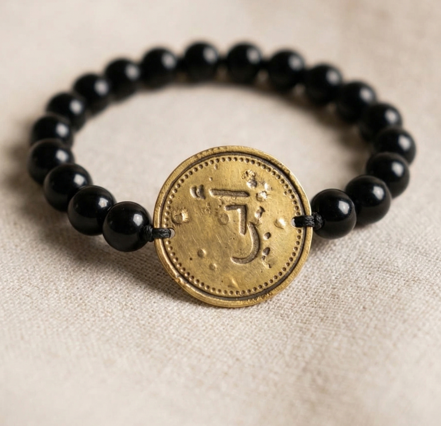 Bracelet "souvenir Éternel" En Perles Noires Et Pièce Gravée Personnalisable – Élégance & Signification thumbnail 3